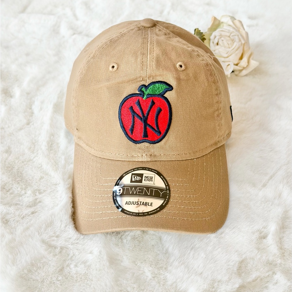 New with tags NEW YORK YANKEES official MLB gear Tan Hat with Apple Embroidery